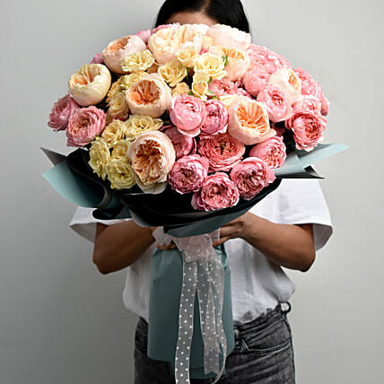 Garden Roses Long Hand Bouquet: Bouquet of Flowers