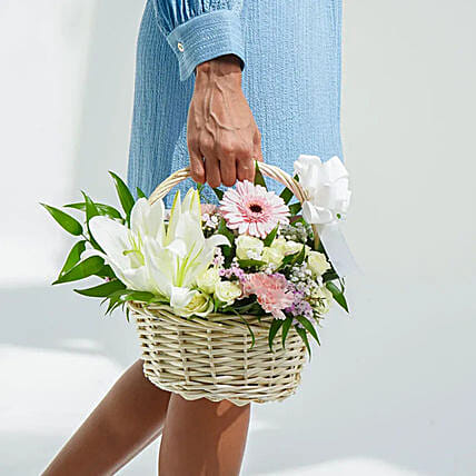 basket-arrangement-of-gorgeous-flowers_1.jpg (428×428)